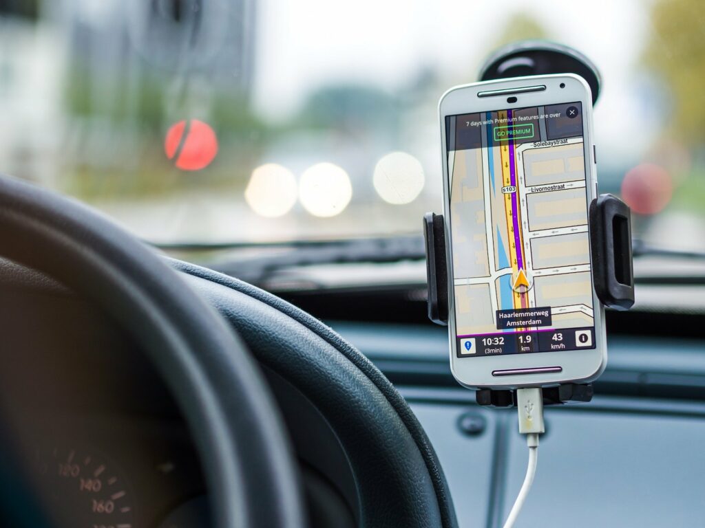 Smartphone-in-Car-Featured